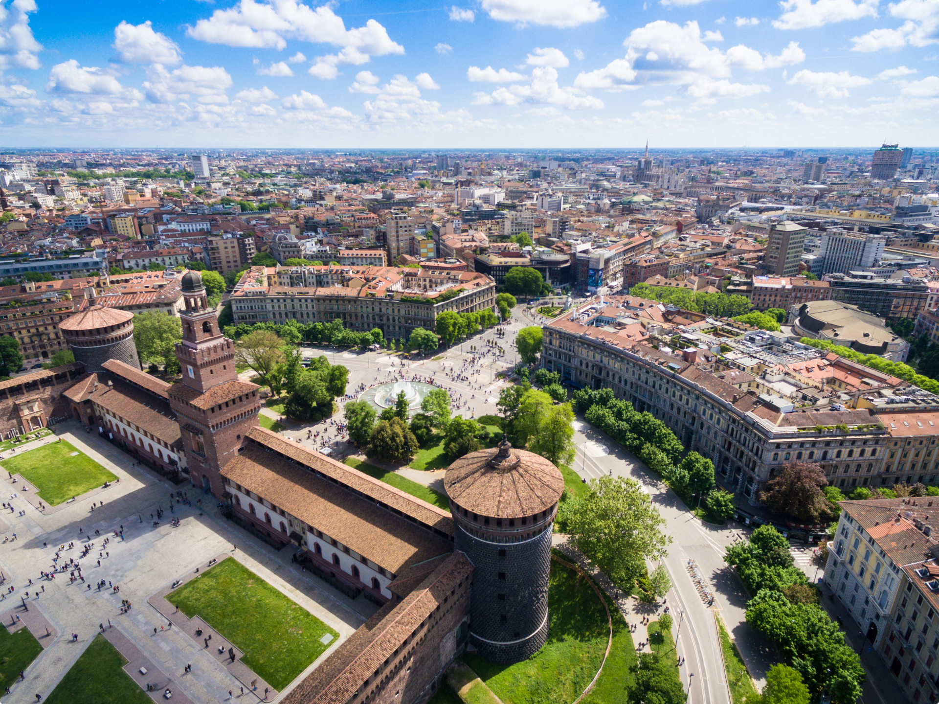 Veduta aerea del Castello Sforzesco e del centro di Milano